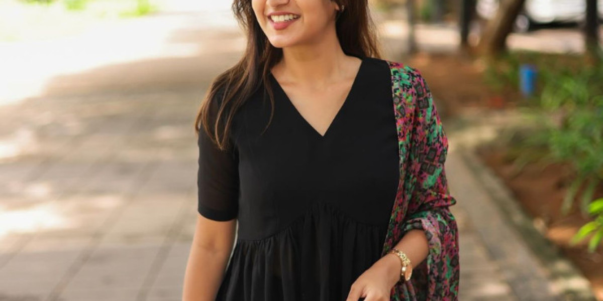 10 Chic Ways to Style Black and White Kurtis for Women in 2025