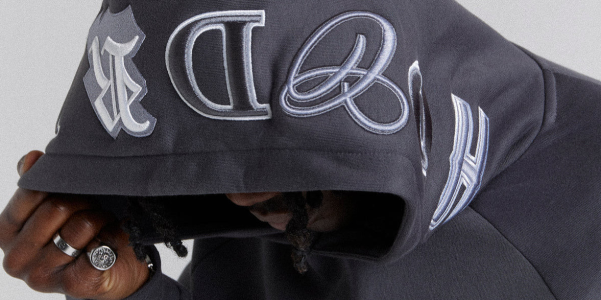 Best Footwear to Pair with Your Felpa Hoodrich